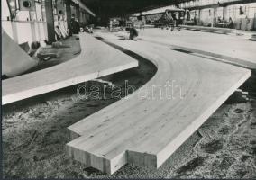cca 1980 Agárd, az Agrokomplex gyárában ragasztott, hajlított fából készítenek könnyűszerkezetes tároló silókat, vintage fotó, 16,5x23,5 cm