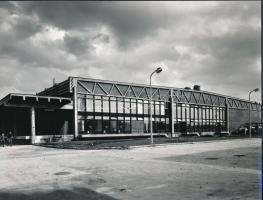 cca 1969 és 1979 Székesfehérvári hűtőház kívül-belül, 2 db vintage fotó, 23,5x17,5 cm és 20,5x26,5 c...