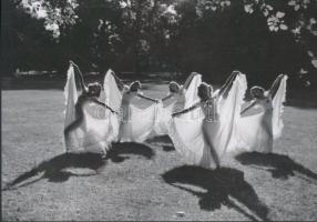 cca 1938 Tündérek tánca a Margit-szigeten, vintage felvételről készült ma nagyítás, 18x25 cm