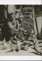 cca 1930 Budapesti újságárus, korabeli vintage negatívról készült mai nagyítás, 25x18 cm