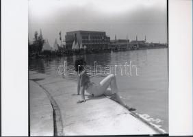 cca 1975 A Velencei-tó partján, korabeli vintage negatívról készült mai nagyítás, 18x25 cm