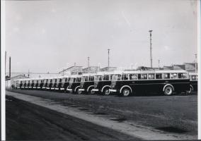 cca 1965 Budapest, trolibuszok gyártása, 2 db korabeli vintage negatívról készült mai nagyítás, 18x2...