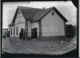 cca 1936 Szank, vasútállomás, Lőcsey Árpád vándorfényképész hagyatékában őrzött vintage üveglemez negatívról készült mai nagyítás, 13x18 cm