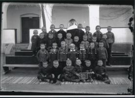 1934 Hajós, frontharcosok, iskolások és óvodások csoportképe, 3 db mai nagyítás Lőcsey Árpád vándorf...