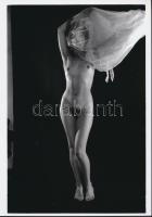 cca 1976 Hoppá! Finoman erotikus fénykép, korabeli vintage negatívról készült mai nagyítás, 25x18 cm / erotic photo, 25x18 cm