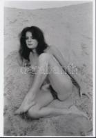cca 1976 Nyitott egyéniség, finoman erotikus fénykép, korabeli vintage negatívról készült mai nagyítás, 25x18 cm / erotic photo, 25x18 cm