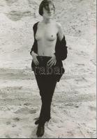 cca 1973 Minőségellenőr a homokbányában, finoman erotikus fénykép, korabeli vintage negatívról készült mai nagyítás, 25x18 cm / erotic photo, 25x18 cm