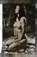 cca 1980 Motozásra várva, finoman erotikus fénykép, korabeli vintage negatívról készült mai nagyítás...