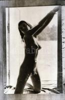 cca 1980 Motozásra várva, finoman erotikus fénykép, korabeli vintage negatívról készült mai nagyítás...