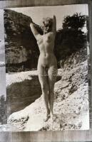 cca 1980 Motozásra várva, finoman erotikus fénykép, korabeli vintage negatívról készült mai nagyítás...