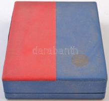 1968. "100 éves a Láng Gépgyár" ezüstözött fém emlékérem, műanyag talpon, eredeti dísztokb...