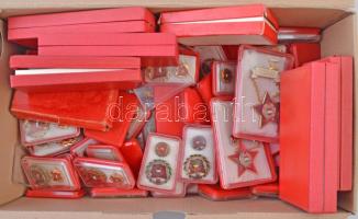 Nagy doboznyi szocialista jelvény és kitűző, nagyrészt "Szocialista Brigád", de közte 1964. "Munka Érdemrend" bronz fokozata, miniatűrrel eredeti dobozában; ~1970-1980. "Mezőgazdaság Kiváló Dolgozója" jelvény miniatűrrel, eredeti dobozában T:vegyes