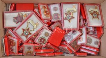 Nagy doboznyi szocialista jelvény és kitűző, nagyrészt "Szocialista Brigád", valamint "Tudományos-Műszaki Együttműködés" jelvény, eredeti tokjában T:vegyes