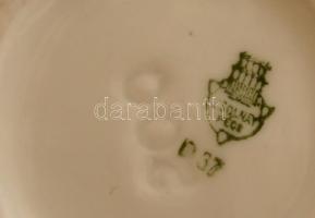 Gyógyszeres tégelyek (3 db), mozsár törővel, tégelytetők (2), egyik jelzett (Zsolnay), az egyiken ki...