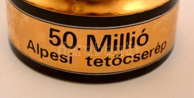 Hollóházi Szász Endre tervezte váza, felrattal " 50 millió Alpesi tetőcserép" matricás, je...