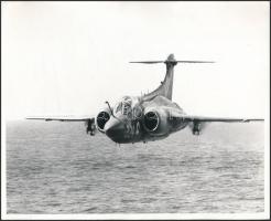 3 db katonai repülőgép fotó (Harrier, Blackburn Buccaneer, JA 37 Viggen), kettő kartonra ragasztva, egynek a hátoldalán bélyegző, 22x14 cm x 2 és 20x25 cm.