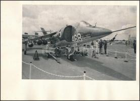 3 db katonai repülőgép fotó (Harrier, Blackburn Buccaneer, JA 37 Viggen), kettő kartonra ragasztva, ...