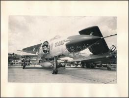 3 db katonai repülőgép fotó (Harrier, Blackburn Buccaneer, JA 37 Viggen), kettő kartonra ragasztva, ...