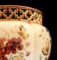 Zsolnay áttört kaspó, pillangó mintás, jelzett, hibátlan, m:18 cm, d:15 cm