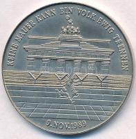 Németország 1989. 40 éves az NSZK - A berlini fal leomlása 1989. november 9. Cu-Ni emlékérem tanúsítvánnyal (40mm) T:BU  Germany 1989. 40th Anniversary of the FRG - Fall of the Berlin Wall 09.11. 1989. Cu-Ni commemorative medal with certificate (40mm) C:BU