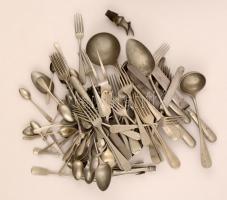 82 db jelzett alpakka evőeszköz és kiszedő, 5 db késbak, egy jelzett cukorfogó, összesen: 88 db