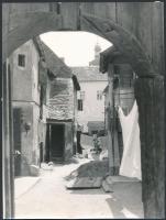 7 db Művészfotó, különféle művészektől, egy kartonra ragasztva, ötnek a hátoldalán feliratozás, fotó...