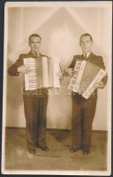 cca 1920-30 Tangóharmonikások, fotólap, 13x9 cm.