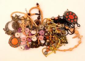 Fém csokoládés dobozban 15 db bizsu nyaklánc