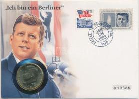 Amerikai Egyesült Államok 1985P 1/2$ "Kennedy" aranyozott Cu-Ni, számozott bélyeges borítékon T:BU USA 1985P 1/2 Dollar "Kennedy" gold-plated Cu-Ni, in numbered stamped envelope C:BU