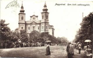 Nagyvárad, Oradea; Római katolikus székesegyház, ünneplő emberek az utcán / catehdral, celebrating people