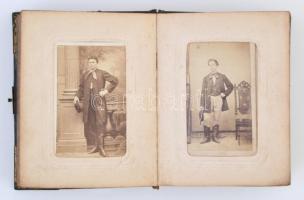 cca 1860 Nemesi és főúri családok fényképeit (36 db) tartalmazó fotóalbum különböző európai műtermek...