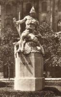 Budapest V. Szabadság tér, irredenta szobor, Nyugat