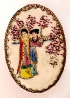 Távol keleti ékszeres dobozka, fém, damilra felfűzött tenyésztett édesvízi gyöngyökkel (hibás)