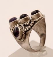 Ezüst (Ag.) gyűrű, jelzett, szintetikus kövekkel, méret: 60, bruttó:14,7 g