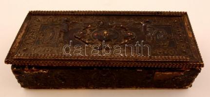 Díszesen faragott fa dobozka, viseltes állapotban, benne, Pico és Markin dobozok, madár figura, mini...