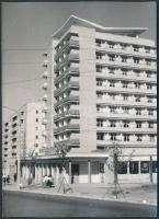 cca 1970 VIetnam Phenjan 10 db sajtófotó / VIetnam 10 town-view press photos 19x13 cm