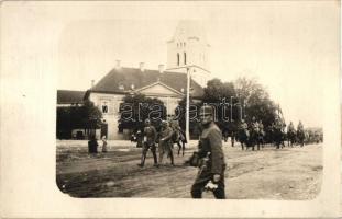 1916 Huszárezred bevonulása Fogaras felé / Hungarian hussar regiment entering Transylvania towards Fagaras, photo