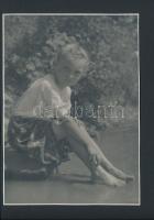 cca 1940 Jelzés nélkül: Pancsoló kislány. Vintage fotó 12x18 cm