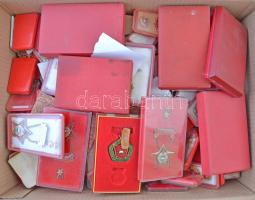 ~1970-1980. Nagy doboznyi "Kiváló Dolgozó", "Szocialista Brigád" és "Kiváló Ifjú Szakember" kitüntetés, sok saját tokjában T:vegyes