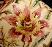 Zsolnay virág mintás váza, kézzel festett, jelzett, hibátlan, m:17 cm