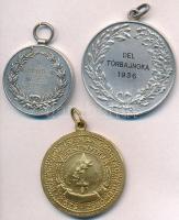 1931. "III. Délkerületi Tőr Bajnokság Makó 1931. III. 1." ezüstözött Br díjérem füllel (30mm) + 1936. "Dél Tőrbajnoka 1936" jelzett Ag díjérem, "ARKANZAS BPEST" gyártói jelzéssel, füllel (31,38g/0.800/40mm) + ~1930. "Dulce et Decorum est Pro Patria / Középfokú Iskolák Sportköreinek Versenydíja" aranyozott fém díjérem füllel (35mm) mindhárom díjérem egy tőrvívó hagyatékából T:2