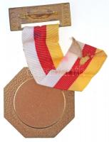 Ausztria 1975. "6. Nemzetközi Túranap Kühnsdorf 1975" festett fém jelvény mellszalagon (55...