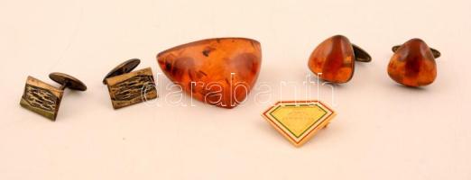 Vegyes bizsu tétel, 4 db (1 borostyánszínű kitűző, 1 pár borostyán mandzsettagomb, 1 pár fém mandzsettagomb, 1 MDT kitűző), jó állapotban.