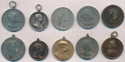 10db-os vegyes kitüntetés tétel a Monarchiából és a Horthy-korszakból, mind mellszalag nélkül, néhány fül nélkül, közte 1866. "Ferenc József II. osztályú Ezüst Vitézségi Érem" "A" beütésű fémjellel a peremen, 1918. "Laeso Militi" - Sebesültek Érme, 1938. "Felvidéki Emlékérem" T:vegyes oxidáció