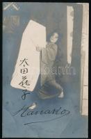 1913 Hisa Ota "Hanako" (1868-1945) japán színésznő üdvözlő sorai és aláírása őt magát ábrázoló fotólapon /  1913 Signature of Hisa Ota "Hanako" (1868-1945) Japanese actress on photograph