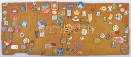 Vegyes magyar és külföldi jelvény és kitűző tétel, közte DN "Fácán - ZOO Budapest" jelvény...