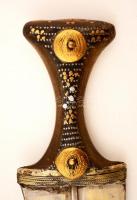 Díszes handzsár tőr, bőr borítású fa hüvellyel, fém rátétekkel, pengehossz: 21 cm, teljes hossz: 32 ...