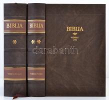 Vizsolyi Biblia. I-II. köt. Budapest, 1981, Helikon Kiadó, Kner Nyomda. Kiadói aranyozott, bordázott gerincű, dombornyomott műbőr kötés, kiadói karton dobozban, kísérőfüzettel(,Szántó Tibor: Károlyi Gáspár Vizsolyi Bibliája. Budapest, 1981, Helikon. Kiadói papírkötés,)az eredeti vásárlói tájékoztatóval, valamint Dr. Jáky Gyula: Károlyi Gáspár és a Vizsolyi Biblia (,Budapest, 1940, Bethlen Gábor Irodalmi és Nyomdai Rt. Kiadói tűzött papírkötés,) füzetével. Facsimile kiadás, szép állapotban!