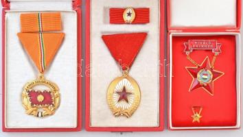 ~1970-1980. 11db-os vegyes, militária és falerisztika tétel, benne 1964. "Munka Érdemren" ...