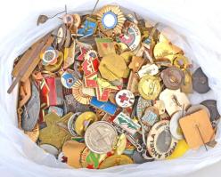 Zacskónyi vegyes magyar és külföldi jelvény és kitüntetés tétel, közte 1972. "VI. Nemzetközi Óvodapedagódiai Szeminárium" jelvény, DN "Hűséggel a nép egészségéért" zománcozott Br jelvény, DN "Free Angela and all political prisoners" műanyag jelvény T:vegyes